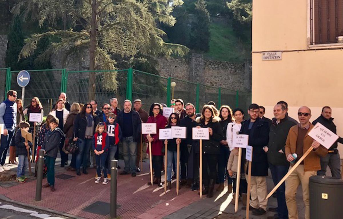 Jesús Labrador apoya a la asociación Toledo Futuro que protesta por la tala de árboles