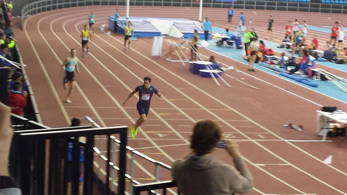 Lucas Búa, batiendo el récord regional de 200 ml