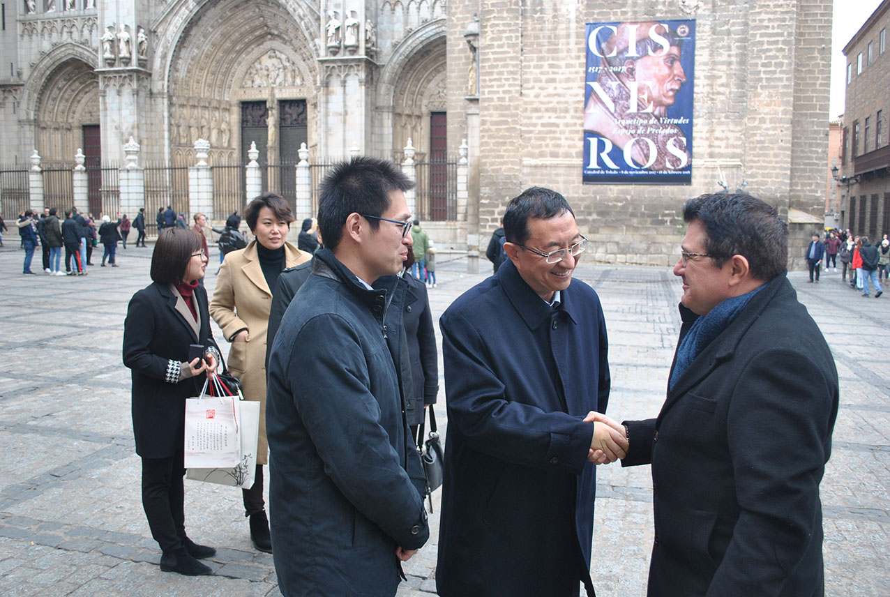 El ministro de cultura chino, Luo Shugang, estrechando la mano del concejal de Urbanismo de Toledo, Teo García.