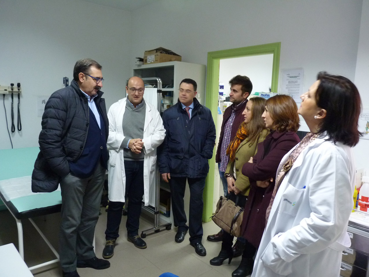 Fernández Sanz en la visita que ha realizado hoy al consultorio médico de Castellar de Santiago (Ciudad Real) gripe