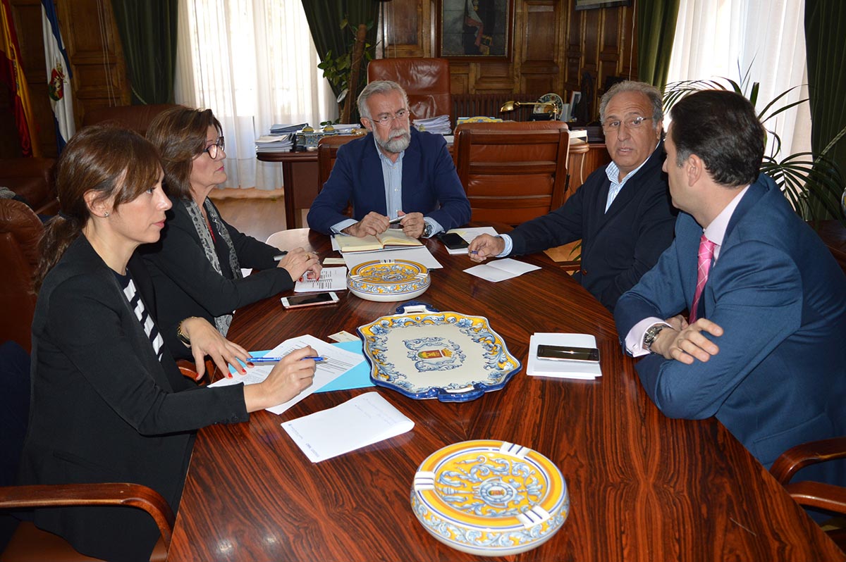 Jaime Ramos, con los empresarios de los talleres de reparación de coches