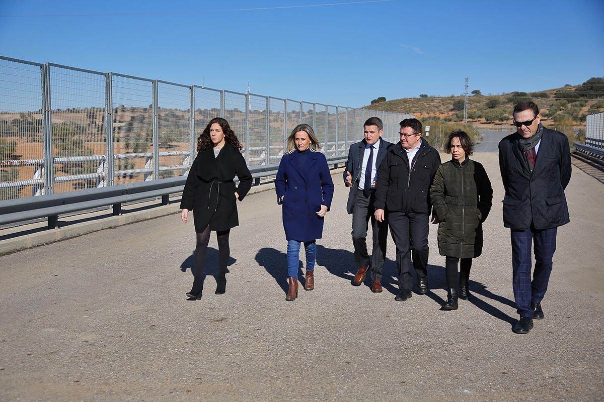 Milagros Tolón, cruzando el puente nuevo de la calle Reino Unido