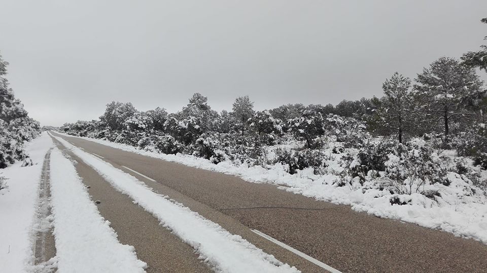 Imagen de una de las carreteras nevadas ayer en Enguídanos (Cuenca) Temporal