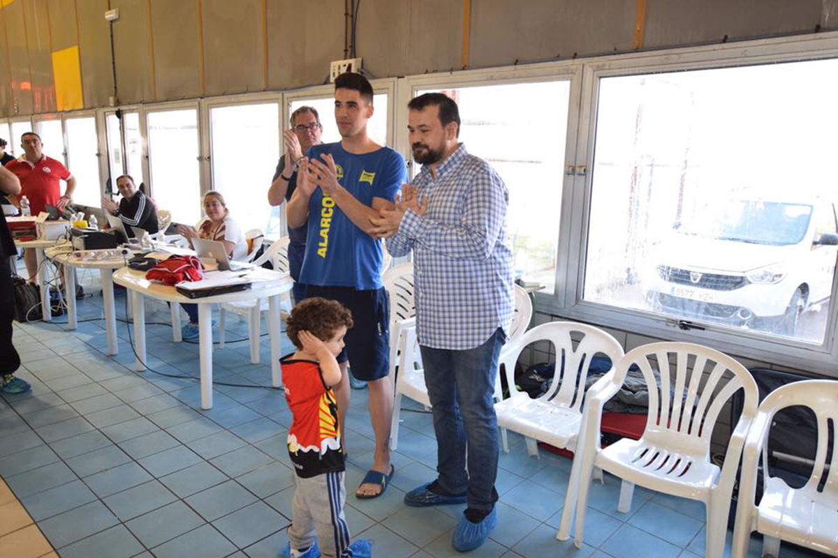 Juan Ramón Amores agradece el homenaje de los nadadores