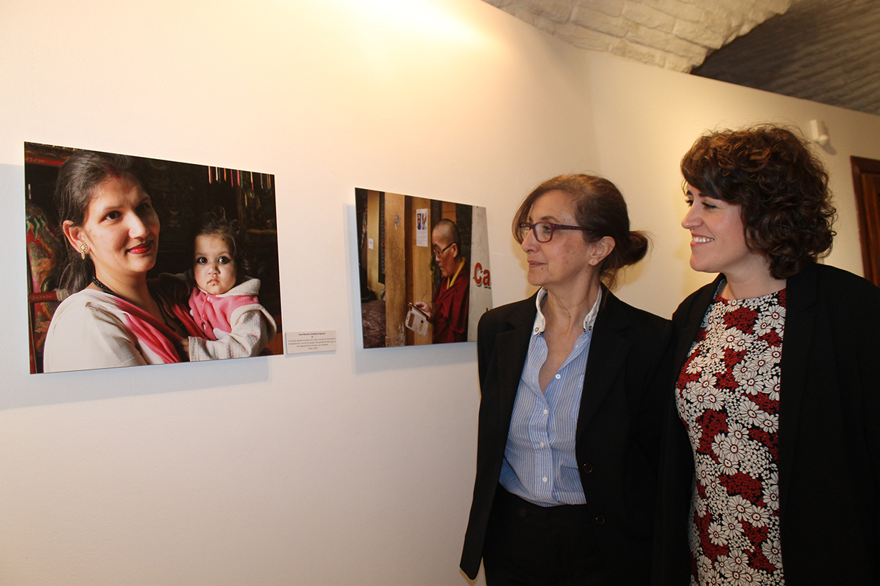 Ana Gómez, diputada de Cultura, Educación e Igualdad e Irina Moreno, autora de la exposición, en el Centro Cultural San Clemente de Toledo.