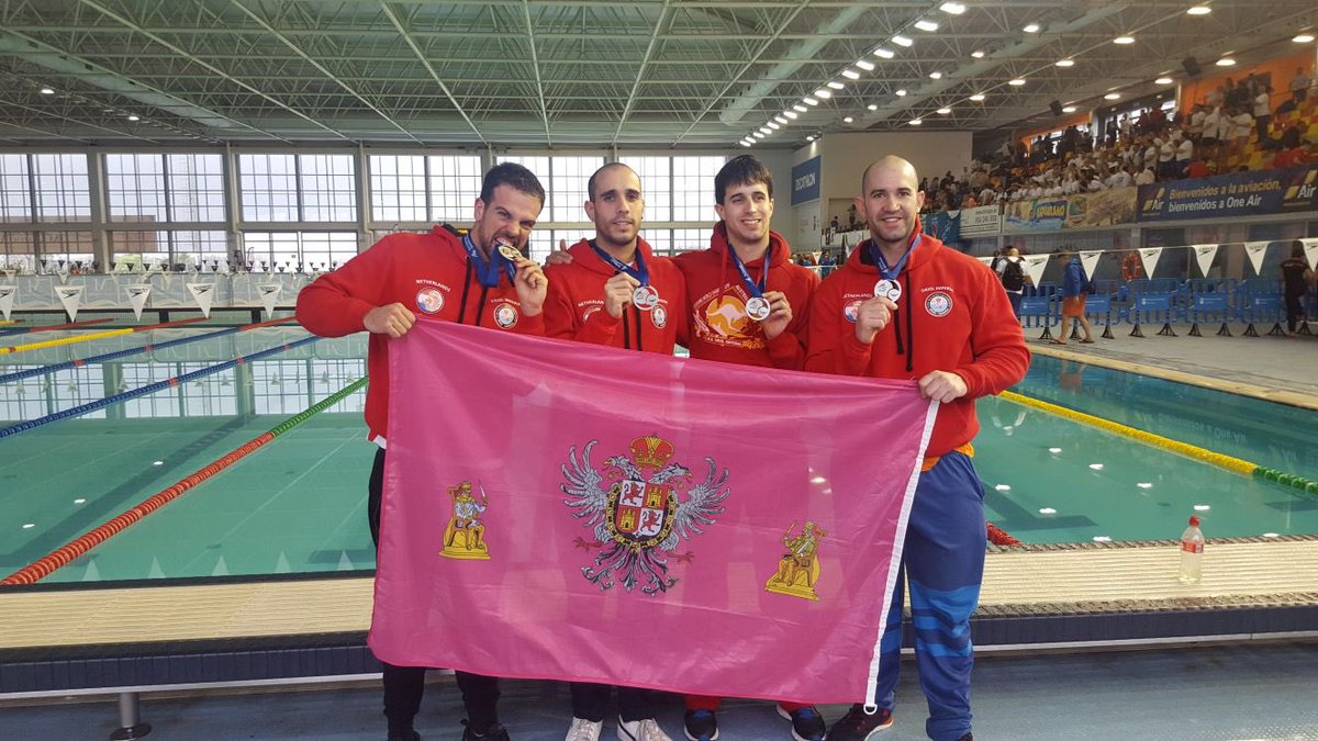 Los nadadores toledanos del Club Oriol Imperial celebrando su subcampeonato de natación máster