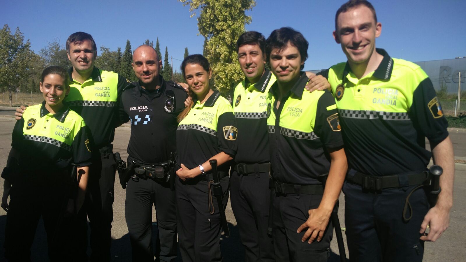 Agente de la Policía Local de Toledo junto al elenco de "Cuerpo de Élite". Foto: Twitter del SPL Toledo.