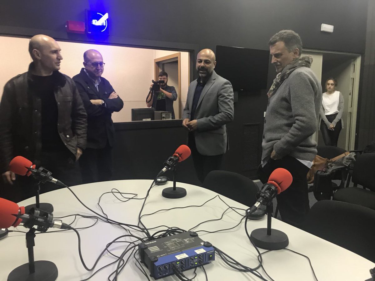 José García Molina junto a profesores de la UCLM, momentos antes de someterse a las preguntas de los alumnos de periodismo.