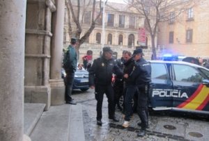 El acusado del crimen de El Casar, J.M.M., a las puertas de la Audiencia de Toledo