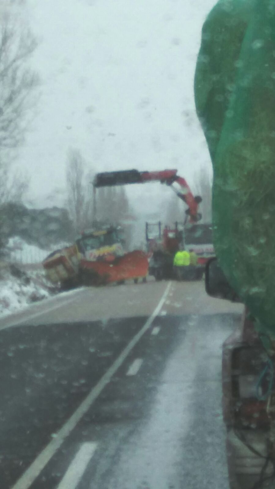 Imagen de la quitanieves accidentada en el Villar de Domingo García (Cuenca).