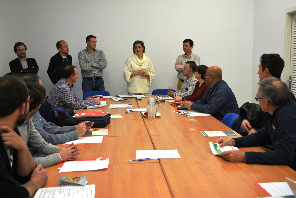 Reunión mantenida entre la viceconsejera de Educación, Cultura y Deporte, María Ángeles García, con la empresa Proarte y los representantes municipales de las rutas