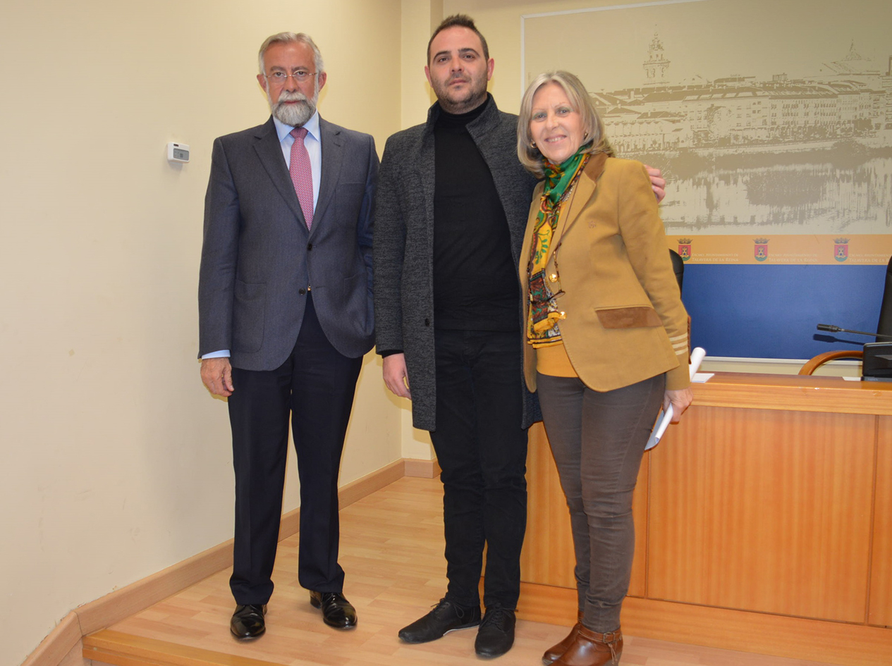 Jaime Ramos, alcalde de Talavera presenta el Campeonato Nacional de Danza junto a la concejala de Cultura, María Ángeles Núñez y el organizador del certamen Ángel Martinez.