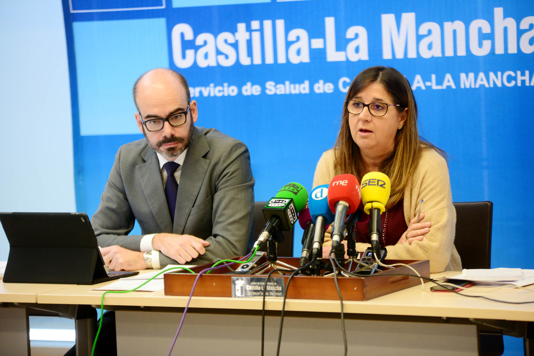 A la derecha, la directora gerente del Sescam, Regina Leal; a la izquierda, el director general de Recursos Humanos del Sescam, Íñigo Cortazar.