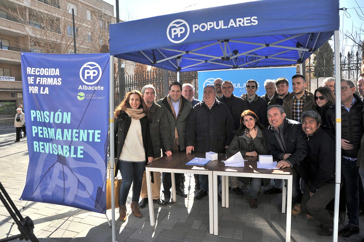 Vicente Tirado, en el centro (a su derecha, Núñez), en un acto en La Roda por la prisión permanente revisable