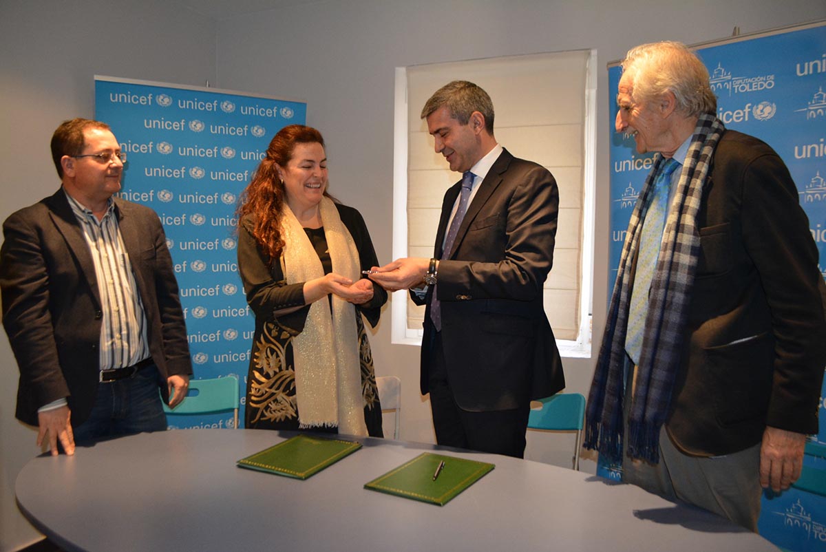 Álvaro Gutiérrez entrega la llave de un piso de la calle Cardenal Cisneros Unicef CLM