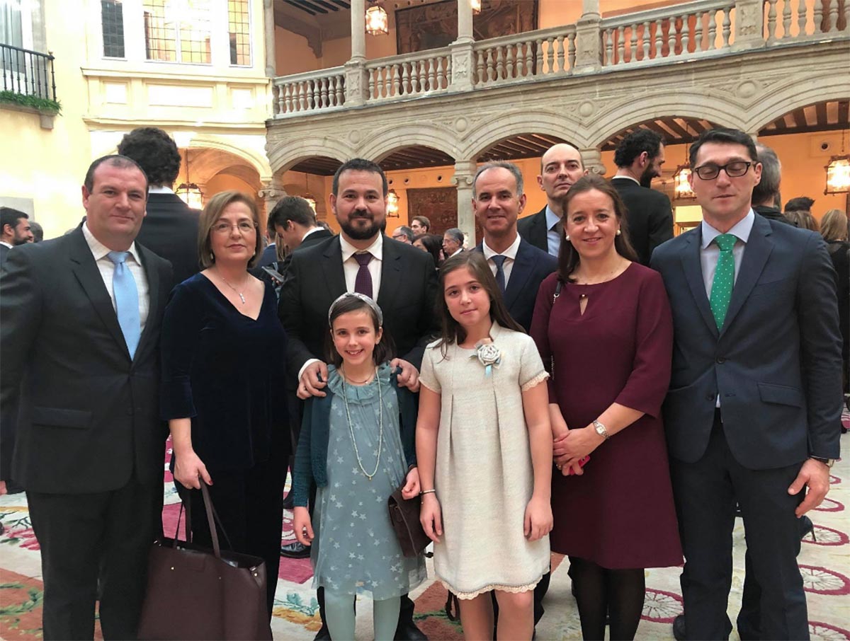 El profesor de gimnasia Antonio Camacho, junto con la directora, María José López, algunos profesores y dos alumnas del colegio Ferroviario