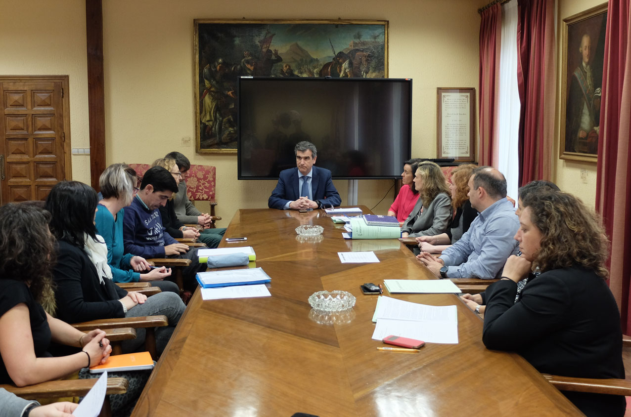 Antonio Román junto con algunos vecinos desalojados Guadalajara.