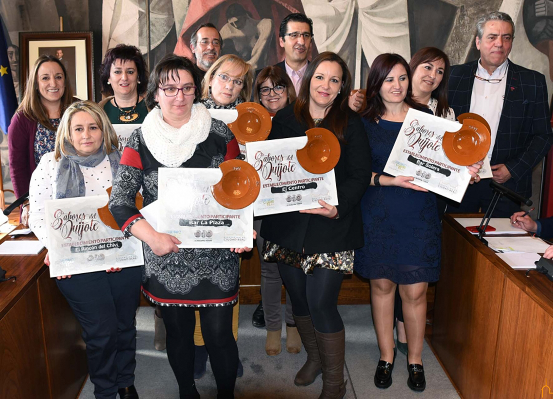Grupo de participantes de la edición 2017 de Sabores del Quijote recibe sus placas conmemorati