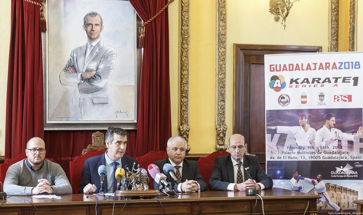 Antonio Román, presentando la Premier League de kárate