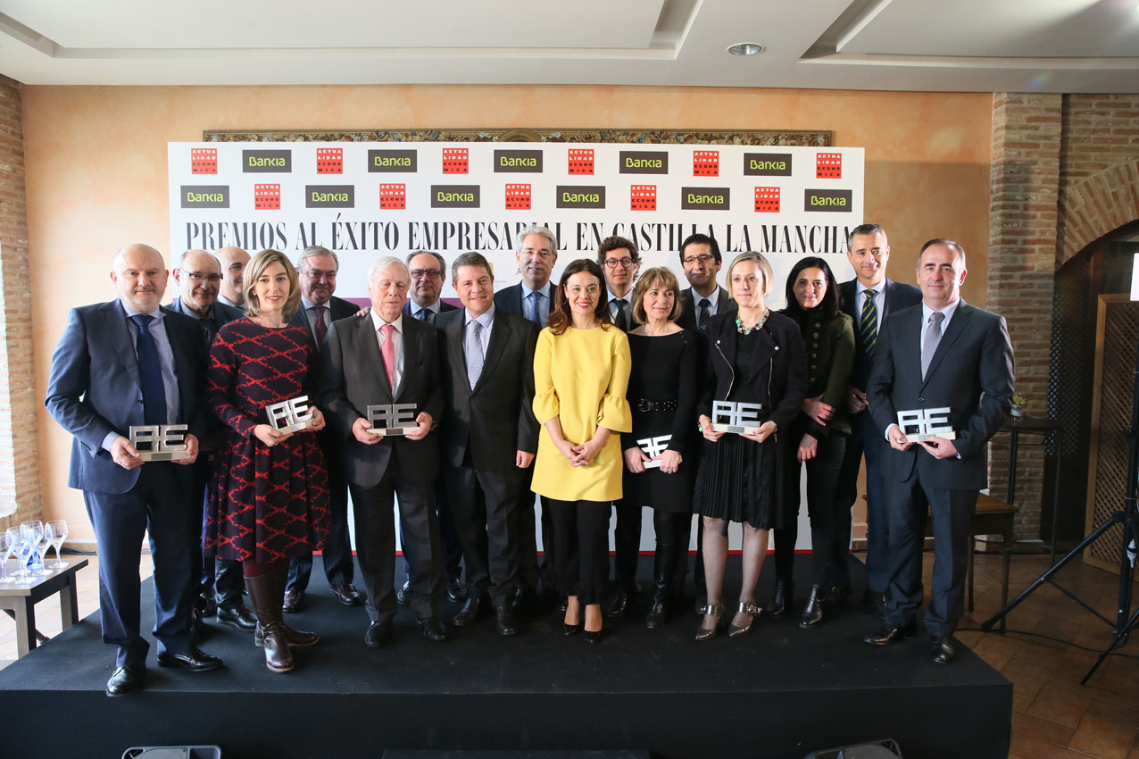 Foto de los premiados por la revista Actualidad Económica.