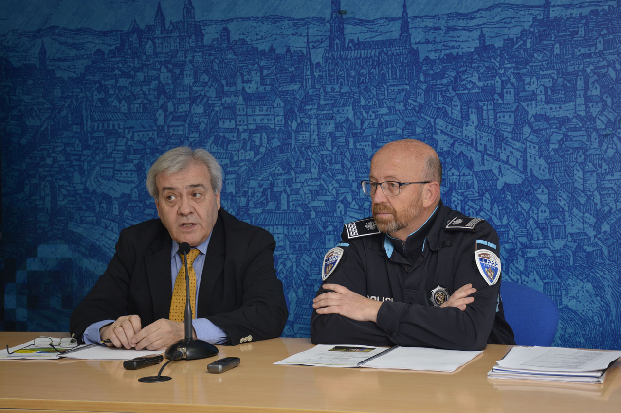 El concejal de Movilidad y Seguridad Ciudadana de Toledo, Juan José Pérez del Pino, junto al inspector de la Policía Local, José Luis Martín