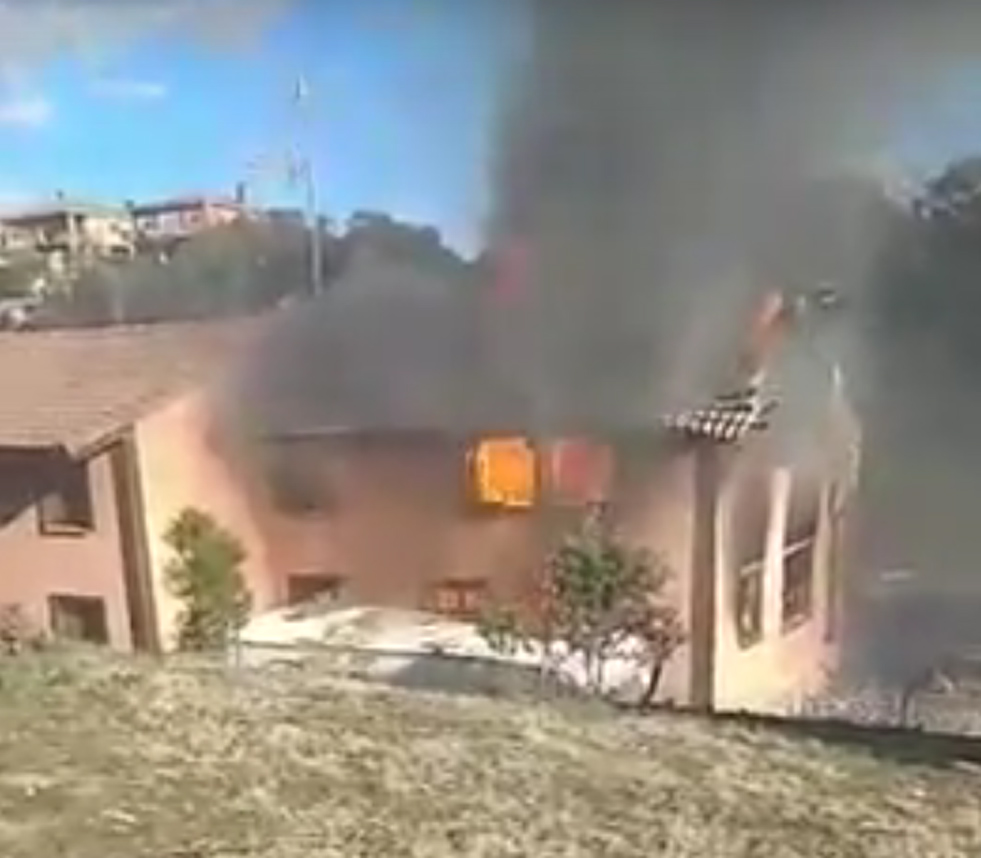 Así quedó una de las viviendas de la urbanización Calalberche por el fuego