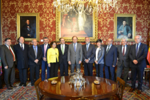 La delegación talaverana recibida en el Senado por el presidente Pío García Escudero, y los diputados de la provincia de Toledo. cerámica de talavera