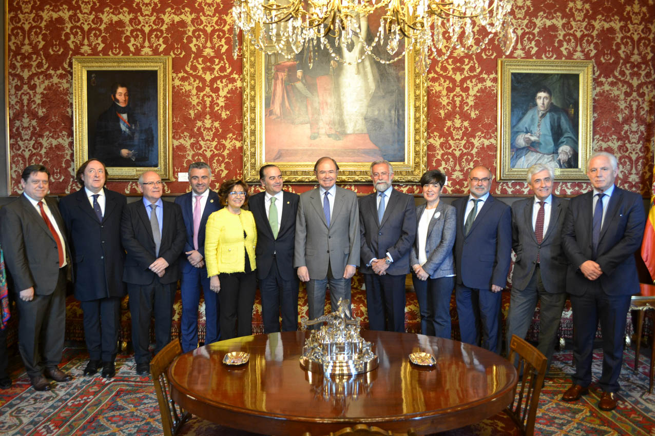 La delegación talaverana recibida en el Senado por el presidente Pío García Escudero, y los diputados de la provincia de Toledo. cerámica de talavera