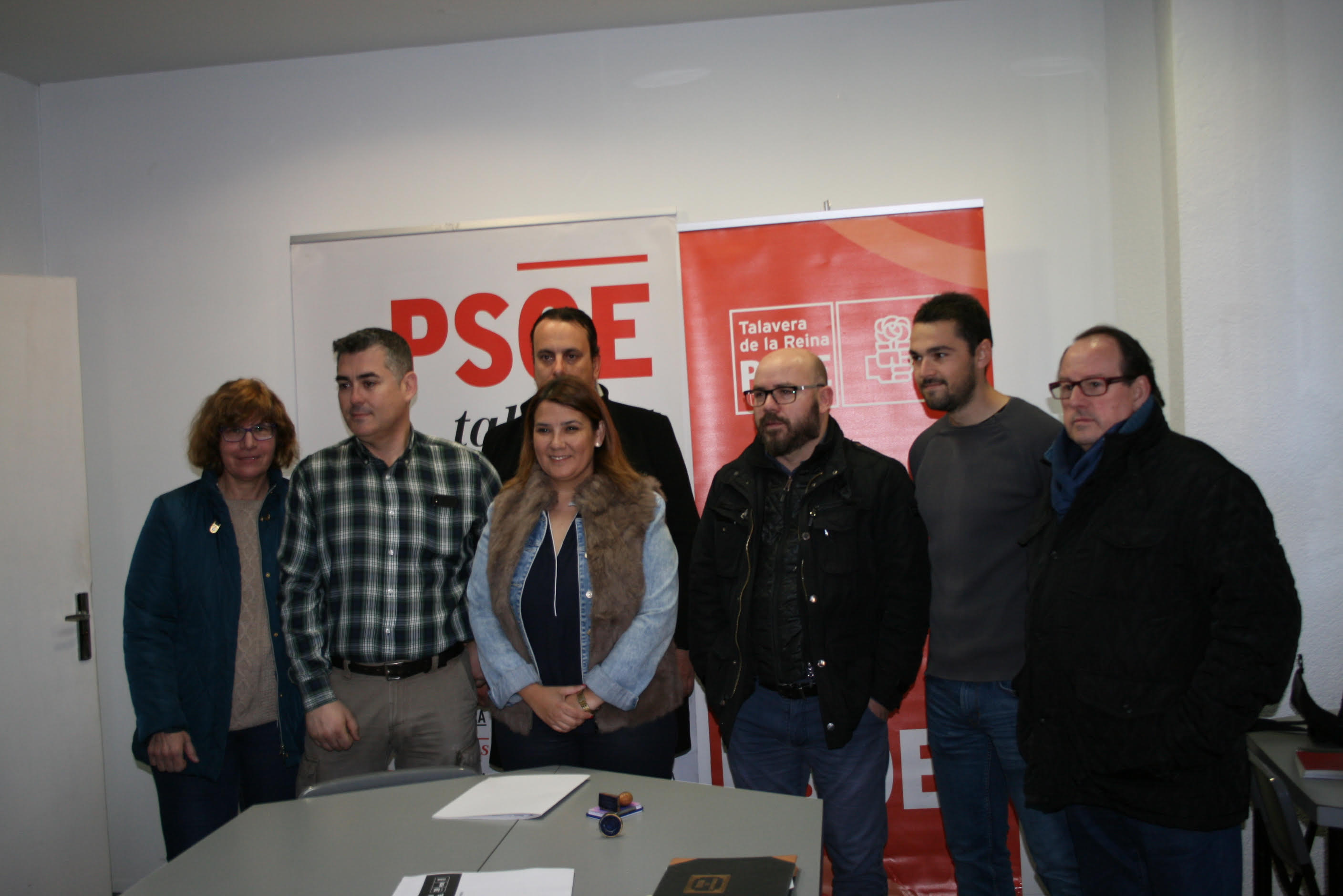 Tita García Élez junto con sus compañeros de candidatura para liderar el PSOE de Talavera.