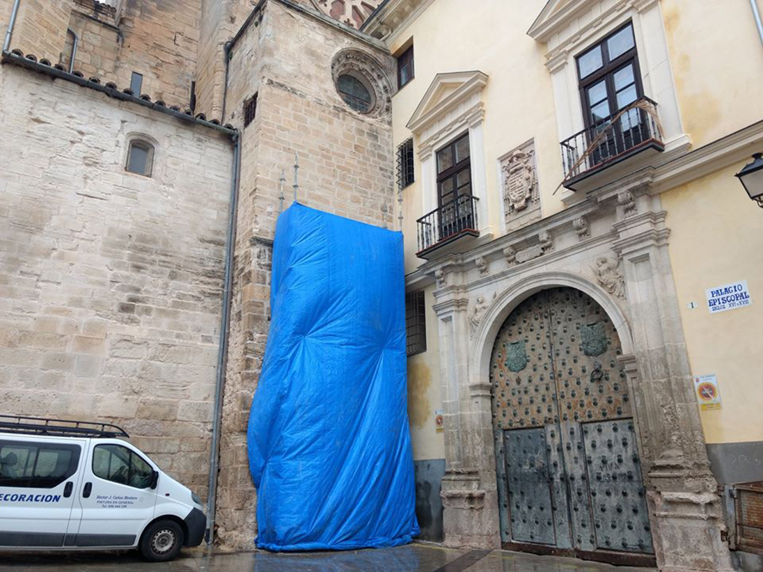Comienza la retirada de los símbolos franquistas de la Catedral de Cuenca. Foto: Izquierda Unida Cuenca.