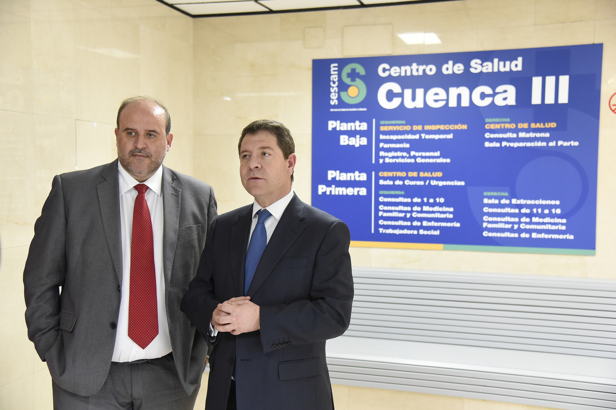 Emiliano García-Page y José Luis Martínez Guijarro, presidente y vicepresidente de CLM, en el Centro de Salud Cuenca III. cospedal