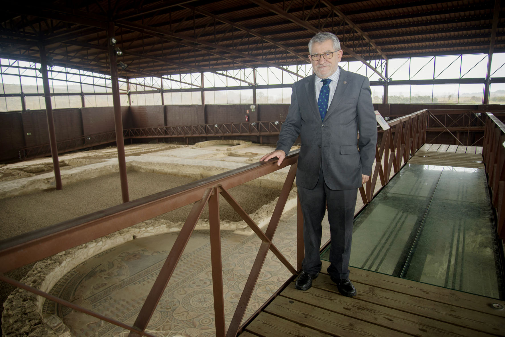 Ángel Felpeto, consejero de Educación, Cultura y Deportes de Castilla-La Mancha, posa en Carranque.