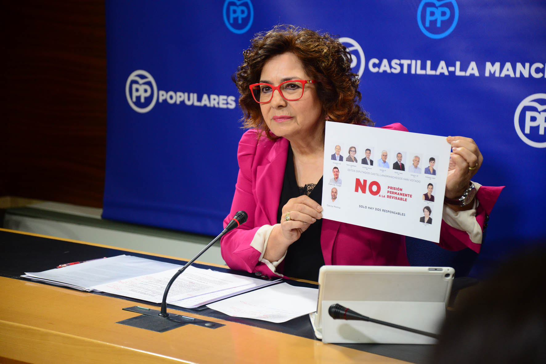 Riolobos con un cartel en el que se incluyen a los diputados del PSOE y Podemos de CLM en el Congreso de los Diputados. talavera