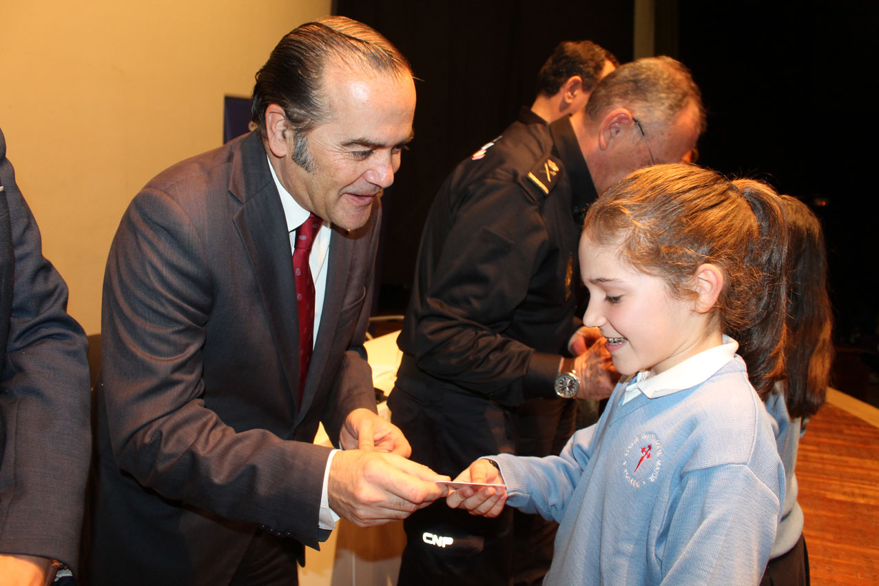 Policía Nacional El delegado del Gobierno de CLM, José Julián Gregorio, entregando uno de los carnets de "Ciberexperto"