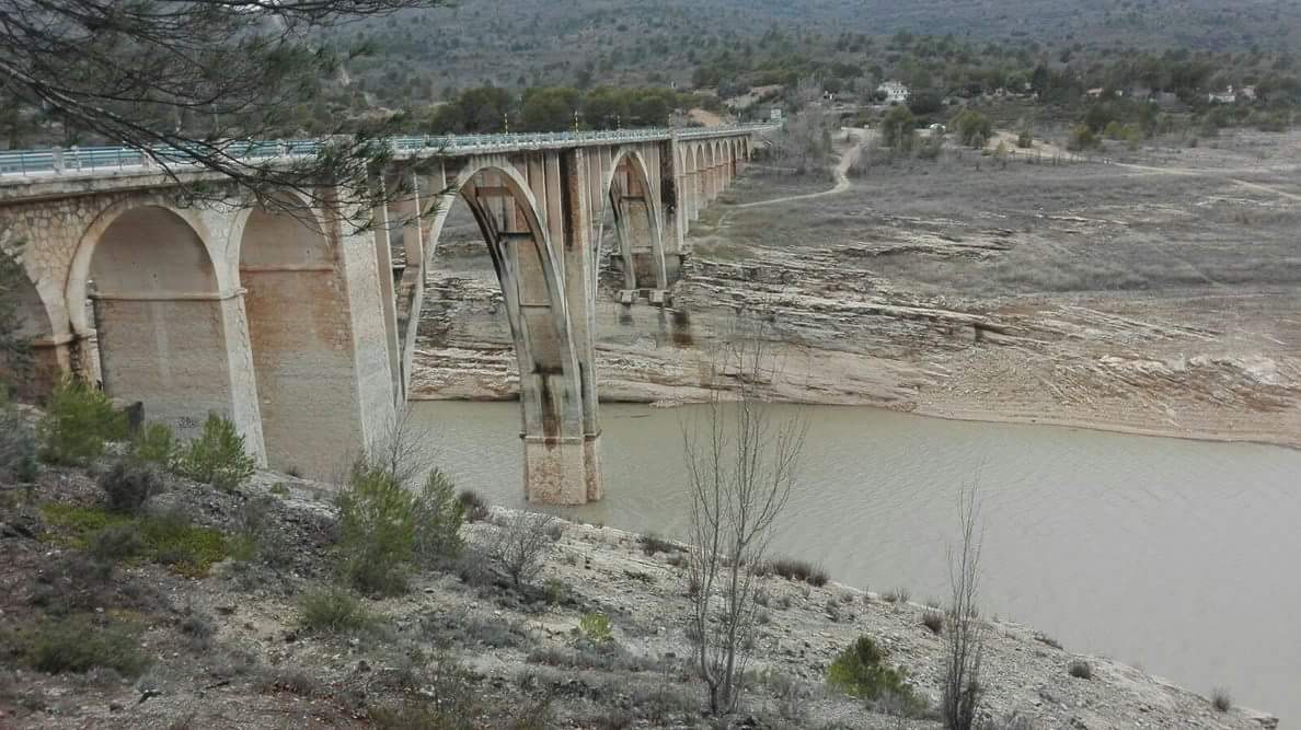 Bajo el puente de Durón ya se deja ver el agua. Entrepeñas y Buendía