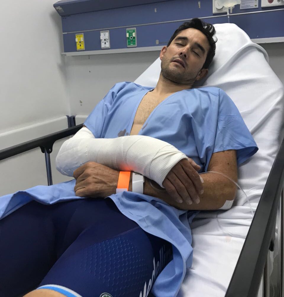 Óscar Sevilla en el hospital tras ser agredido.