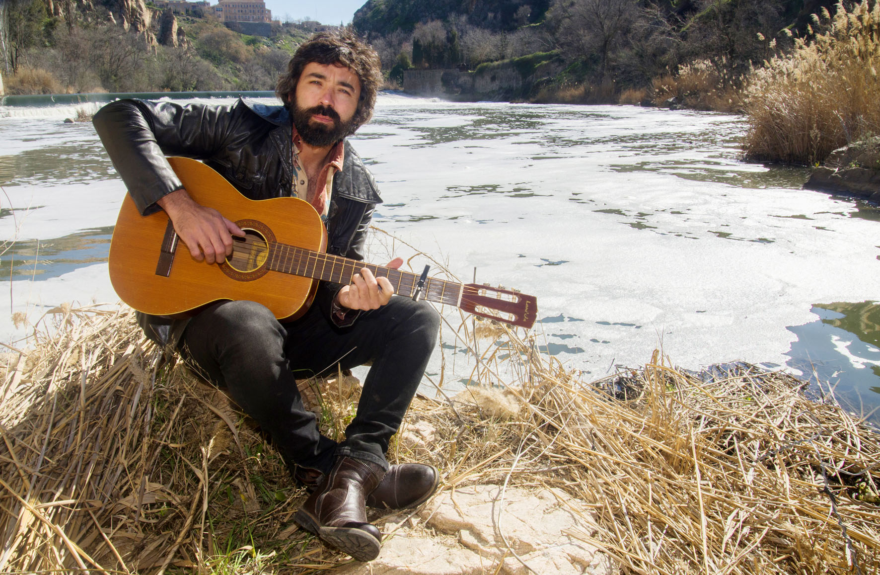 Julián Maeso, músico, posa para la guía "En primavera, Toledo y su provincia".