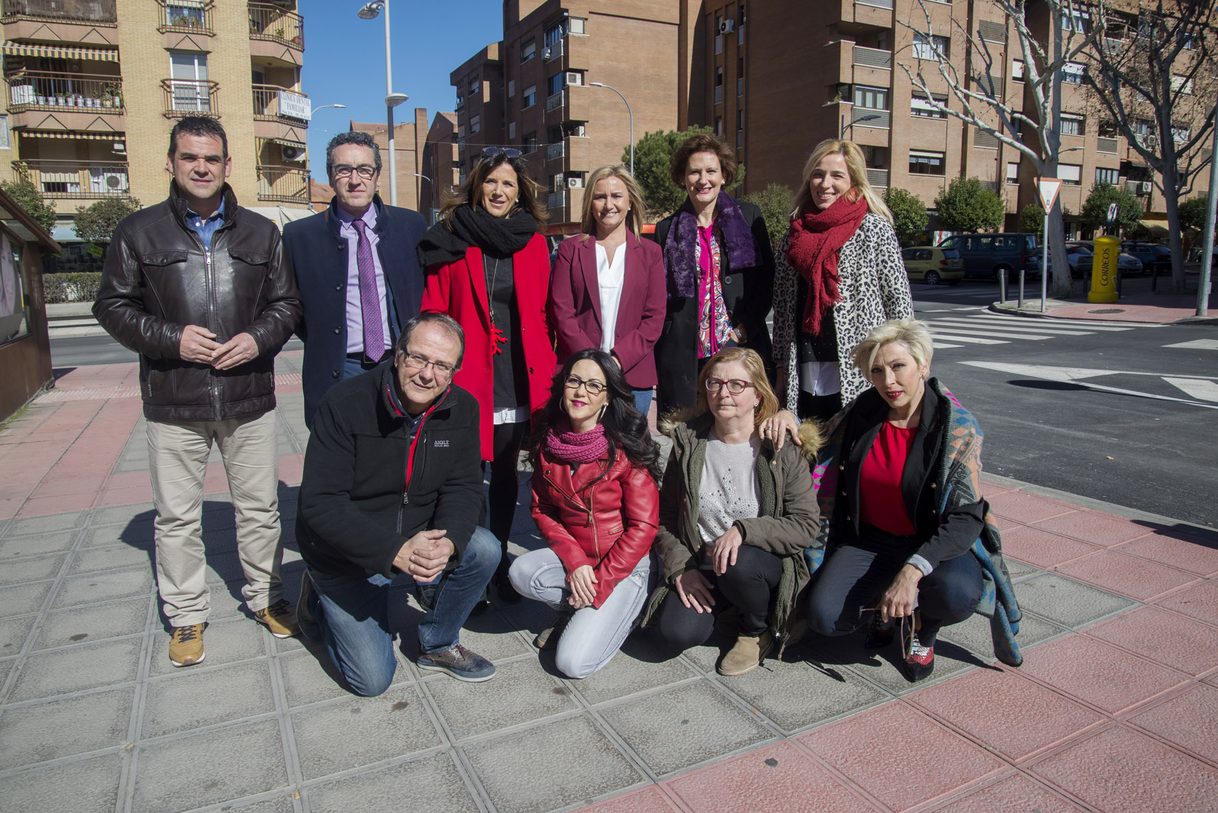 Maite Puig, concejal de Festejos del Ayuntamiento de Toledo, junto a comerciantes de Santa Teresa.