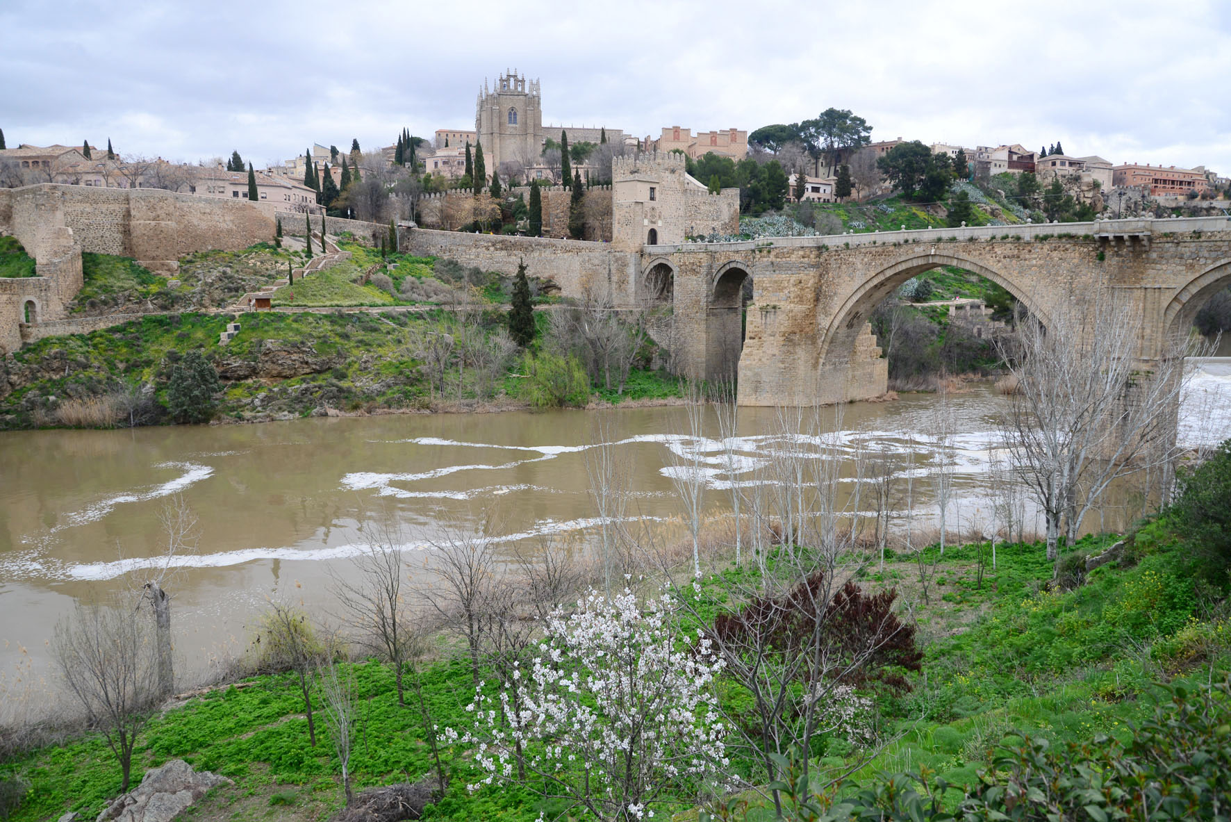 El Tajo a su paso por el Puente de San Martín, en Toledo.