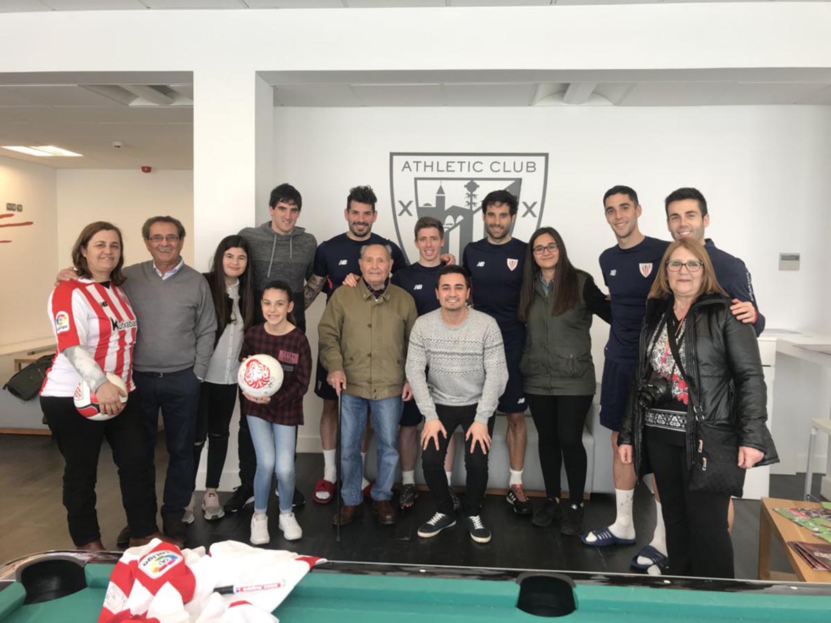 Marcos y Gema Torres, con varios jugadores del Athletic