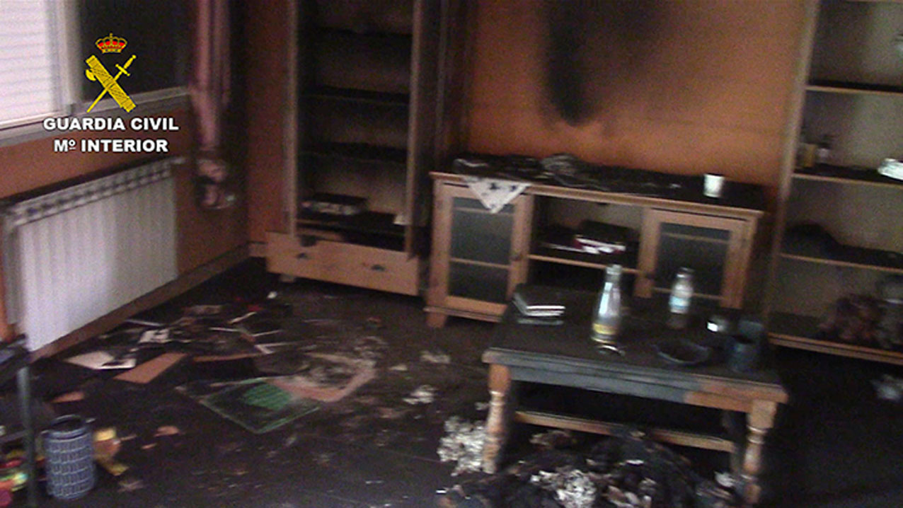 Imagen de la vivienda incendiada tras haber robado en su interior.