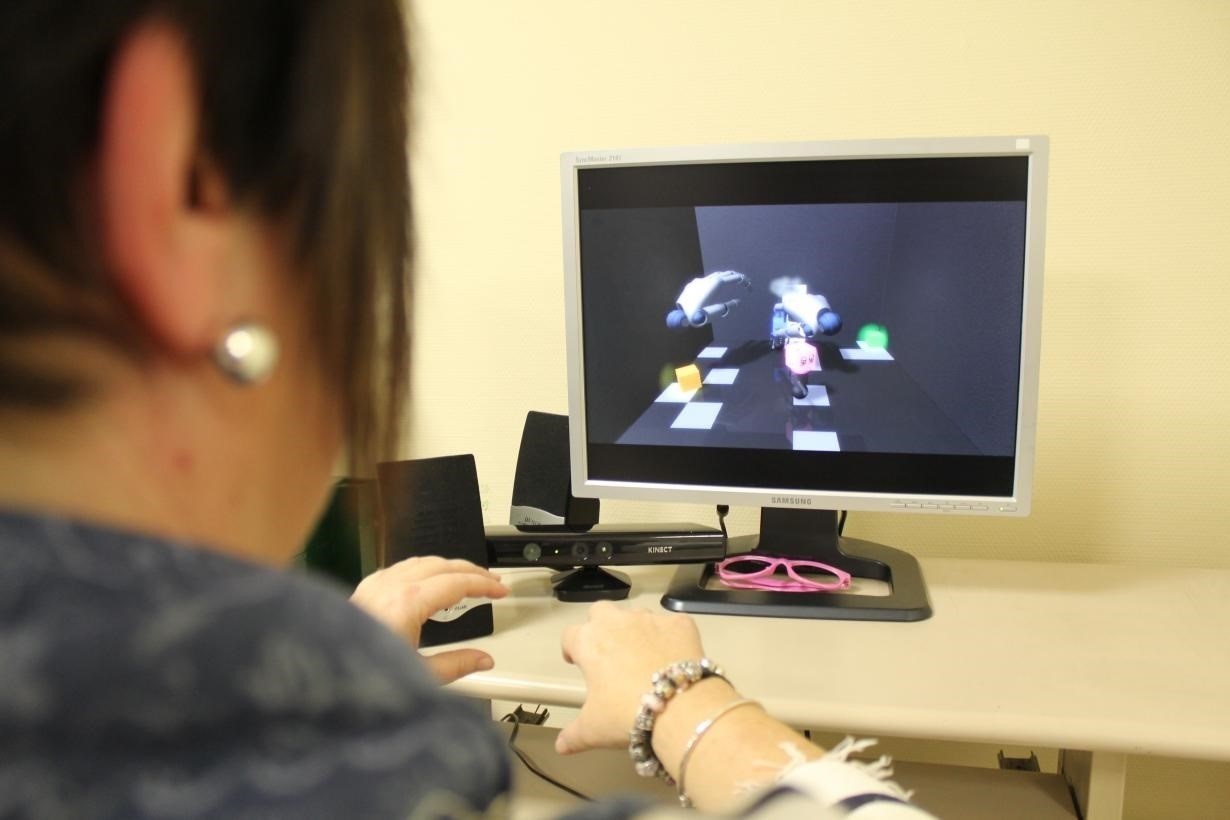Imagen de una paciente utilizando la realidad virtual.