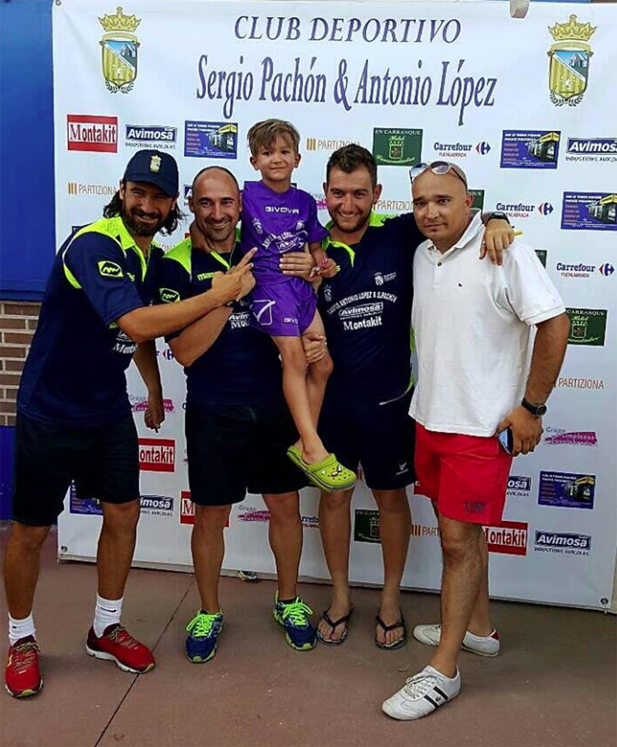Gonzalo, con el equipo Antonio López-Sergio Pachón y su padre (primero por la derecha)