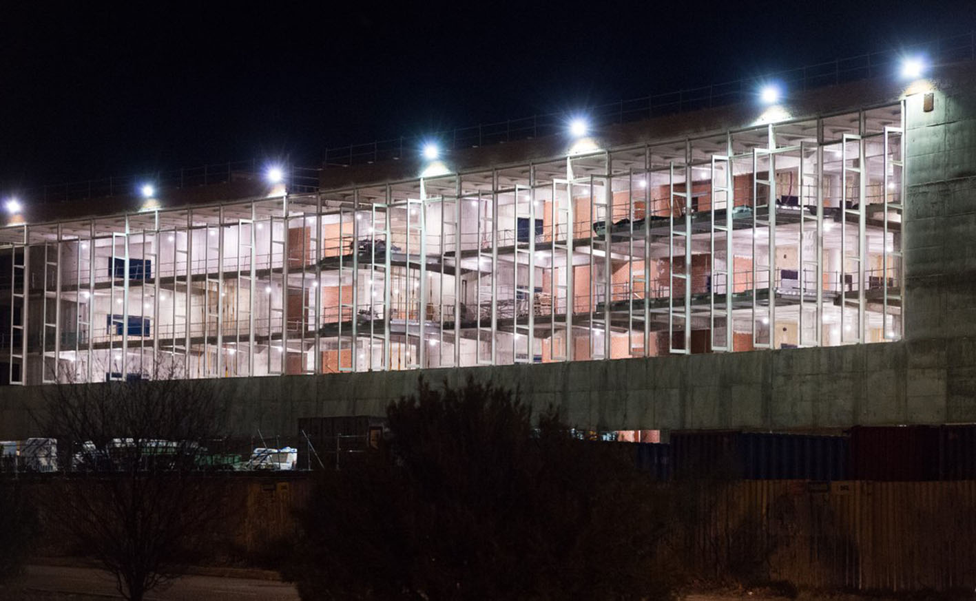 Las obras del nuevo hospital de Toledo, de noche.