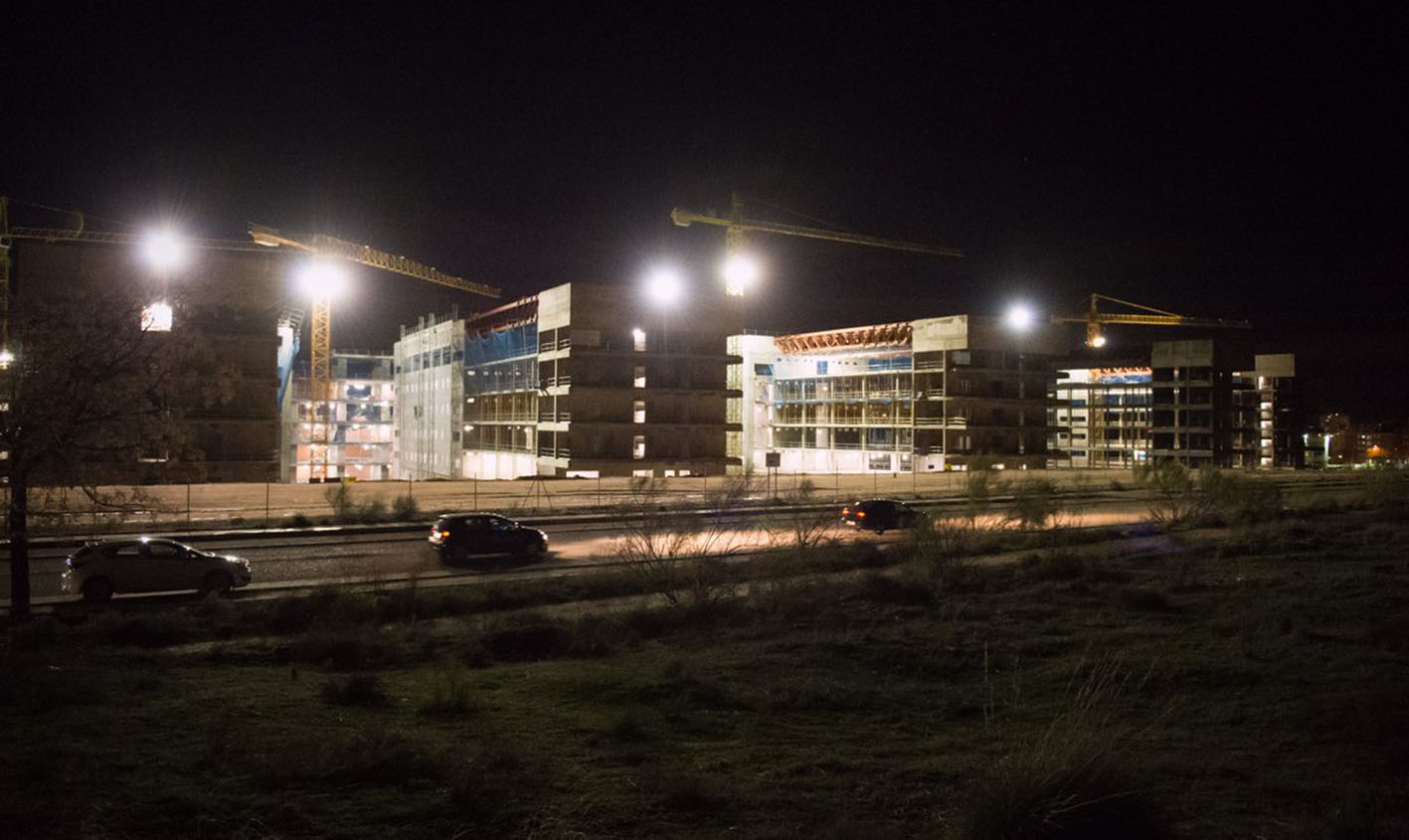 Las obras del nuevo hospital de Toledo, de noche.