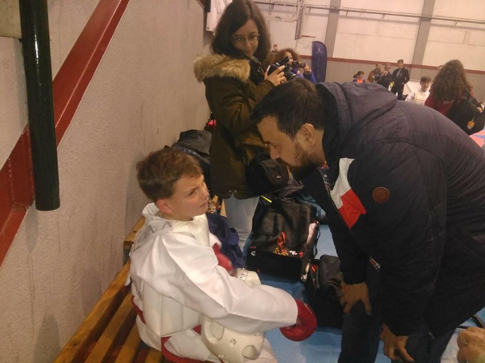 Juan Ramón Amores consuela a uno de los más jóvenes karatekas, que había sido derrotado