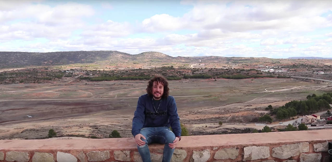 Imagen de Luisito Comunica en el embalse de Entrepeñas.