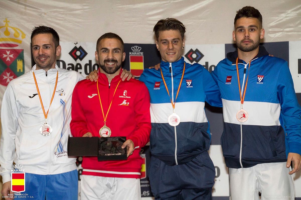 Matías Gómez, disfrutando de su medalla de campeón de España