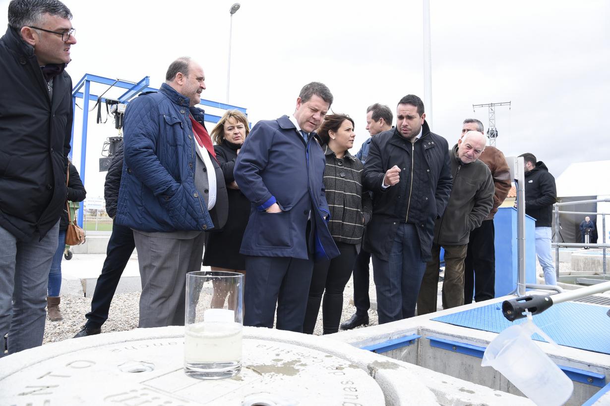 Page, Guijarro y García Élez, entre otros, visitan la nueva depuradora que dará servicio a seis municipios de Cuenca.