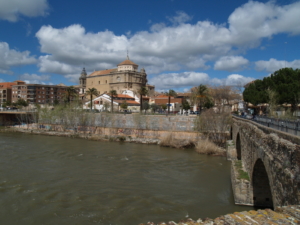 Vista desde el Tajo del conjunto de San Prudencio, con el convento de Santa Catalina